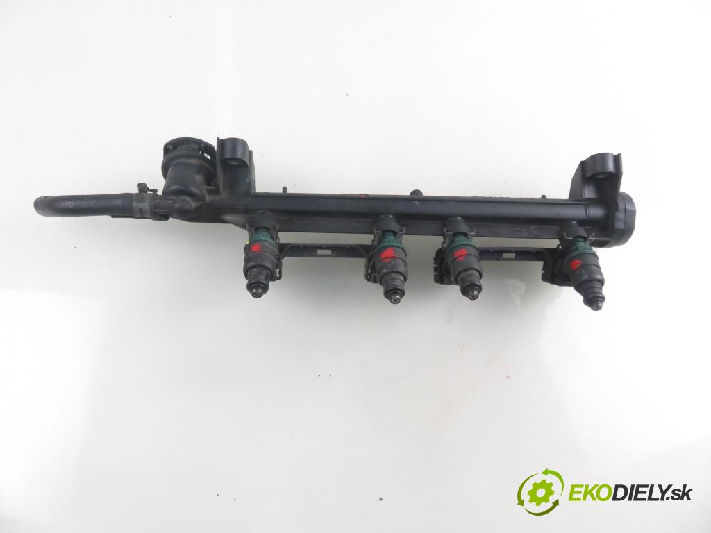 AUDI A3 (8L1) HB 2001 75,00 1.6 - AVU 1595,00 Lišta vstrekovacia 06A133317A ; 037906031AL (Vstrekovacie lišty)