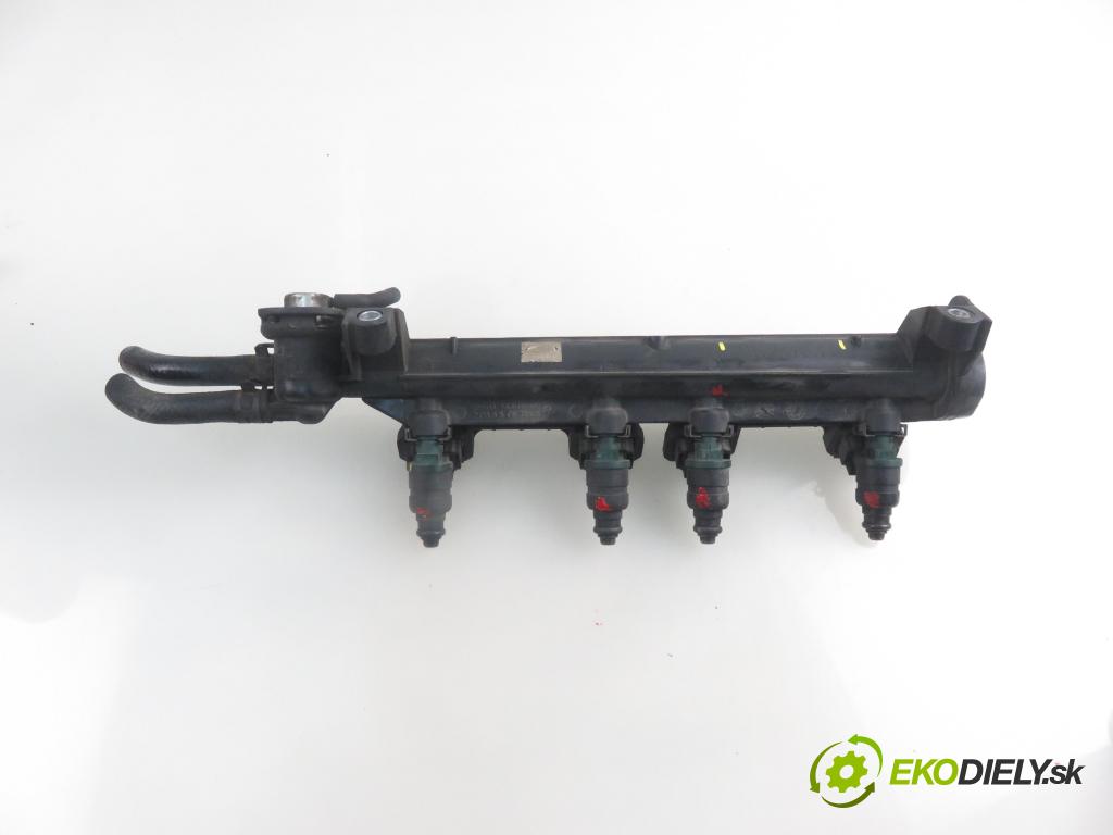 AUDI A3 (8L1) HB 1999 74,00 1.6 - AKL 1595,00 Lišta vstrekovacia 06A133317A ; 037906031AA (Vstrekovacie lišty)