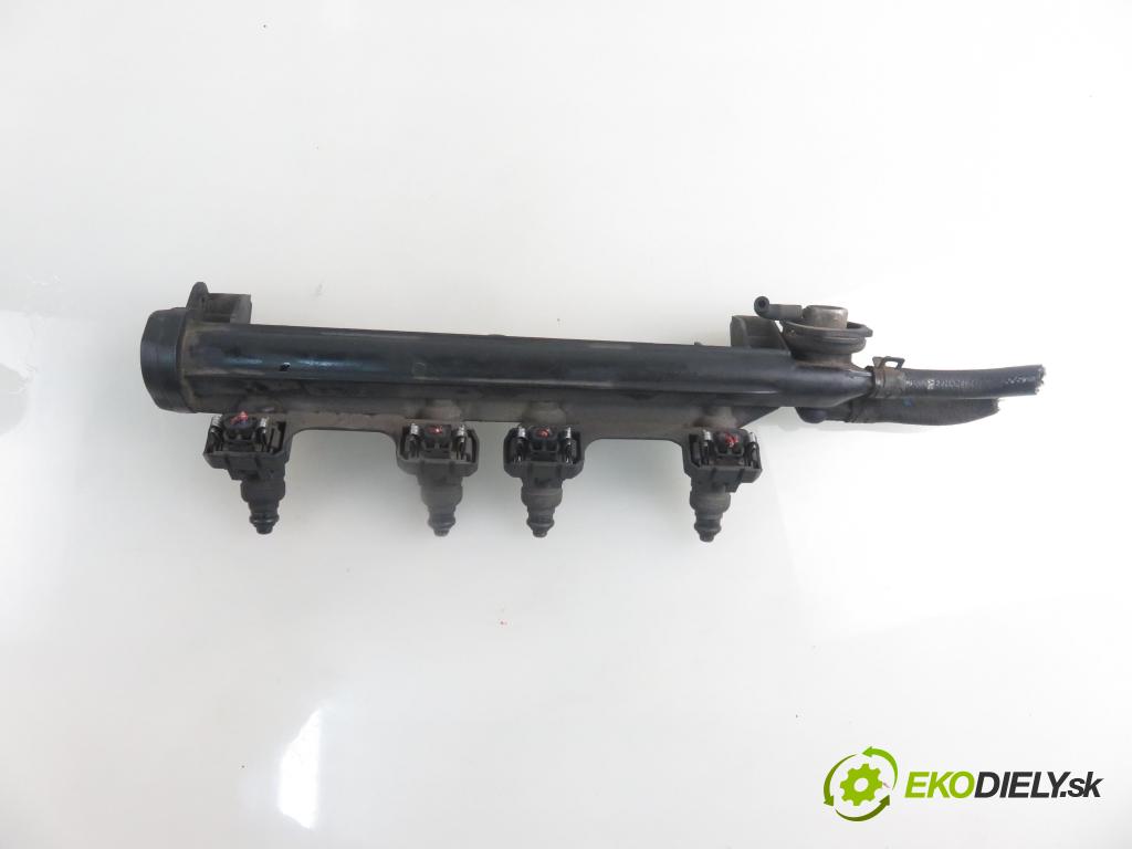 AUDI A3 (8L1) HB 1999 74,00 1.6 - AKL 1595,00 Lišta vstrekovacia 06A133317A ; 037906031AA (Vstrekovacie lišty)