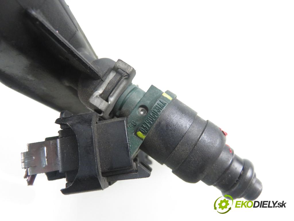 AUDI A3 (8L1) HB 1999 74,00 1.6 - AKL 1595,00 Lišta vstrekovacia 06A133317A ; 037906031AA (Vstrekovacie lišty)