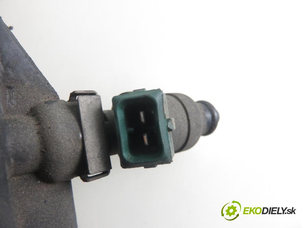 AUDI A3 (8L1) HB 1999 74,00 1.6 - AKL 1595,00 Lišta vstrekovacia 06A133317A ; 037906031AA (Vstrekovacie lišty)