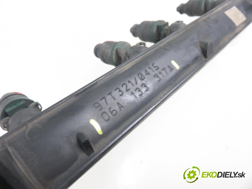 AUDI A3 (8L1) HB 1999 74,00 1.6 - AKL 1595,00 Lišta vstrekovacia 06A133317A ; 037906031AA (Vstrekovacie lišty)