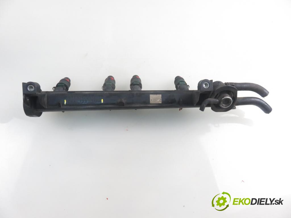 AUDI A3 (8L1) HB 1999 74,00 1.6 - AKL 1595,00 Lišta vstrekovacia 06A133317A ; 037906031AA (Vstrekovacie lišty)