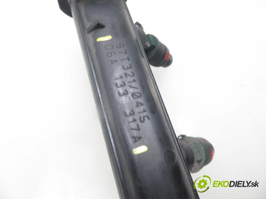 AUDI A3 (8L1) HB 1999 74,00 1.6 - AKL 1595,00 Lišta vstrekovacia 06A133317A ; 037906031AA (Vstrekovacie lišty)