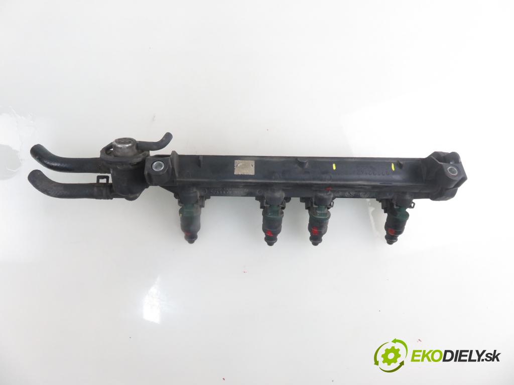 AUDI A3 (8L1) HB 1999 74,00 1.6 - AKL 1595,00 Lišta vstrekovacia 06A133317A ; 037906031AA (Vstrekovacie lišty)