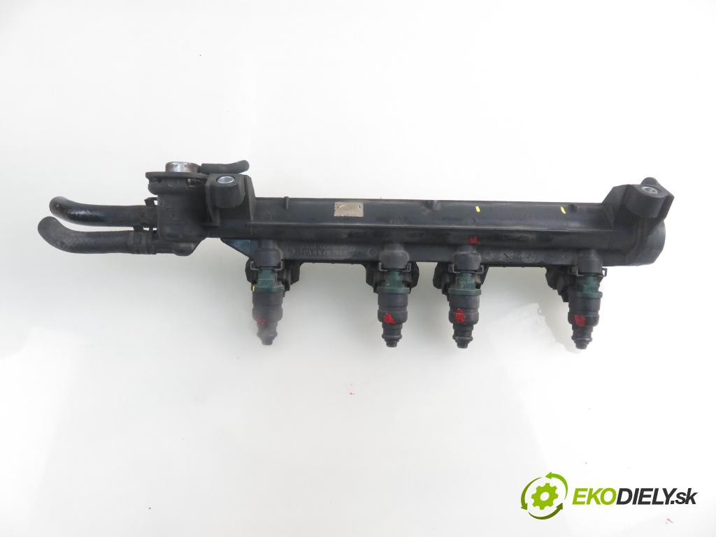 AUDI A3 (8L1) HB 1999 74,00 1.6 - AKL 1595,00 Lišta vstrekovacia 06A133317A ; 037906031AA (Vstrekovacie lišty)