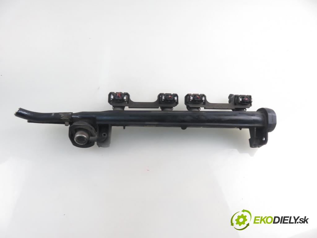 AUDI A3 (8L1) HB 1999 74,00 1.6 - AKL 1595,00 Lišta vstrekovacia 06A133317A ; 037906031AA (Vstrekovacie lišty)