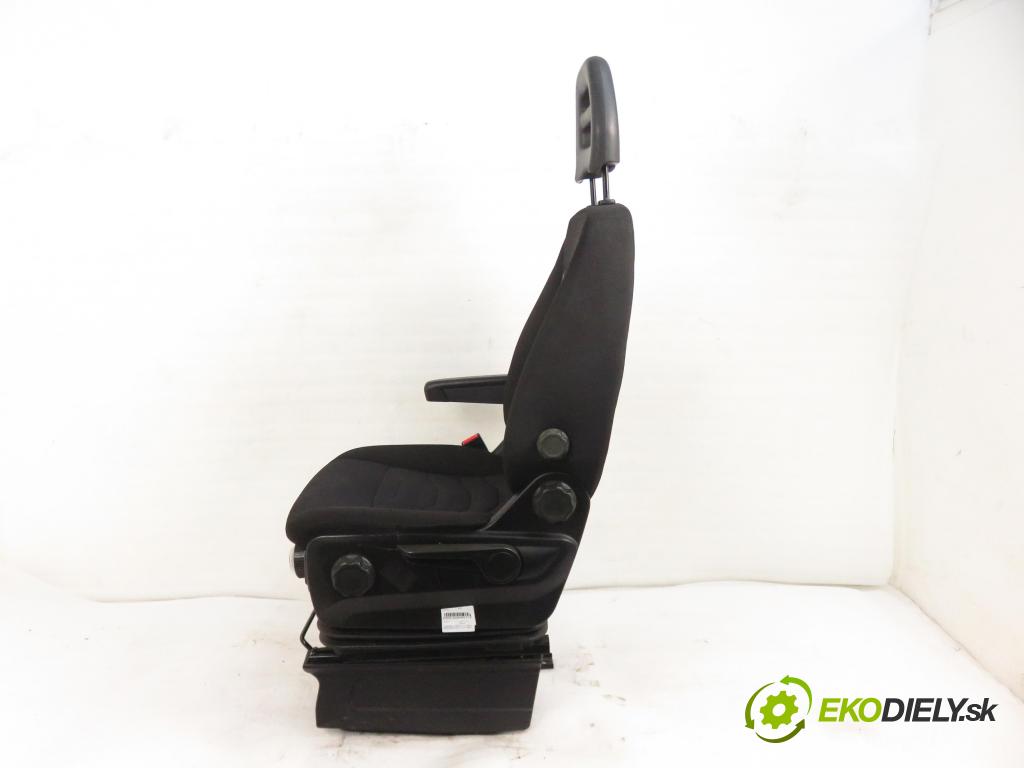 IVECO DAILY VI Furgon FURGON 2020 100,00 3.0 NaturalPower 136 - F1CFA401C 2998,00 Sedadlo šoféri 