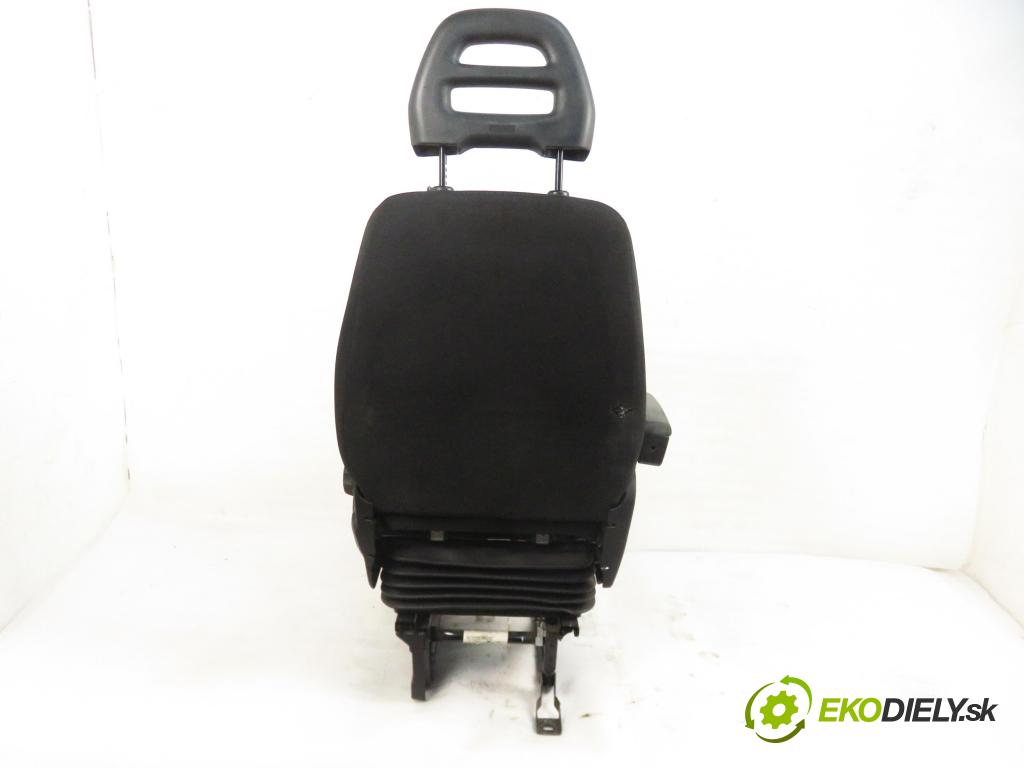 IVECO DAILY VI Furgon FURGON 2020 100,00 3.0 NaturalPower 136 - F1CFA401C 2998,00 Sedadlo šoféri