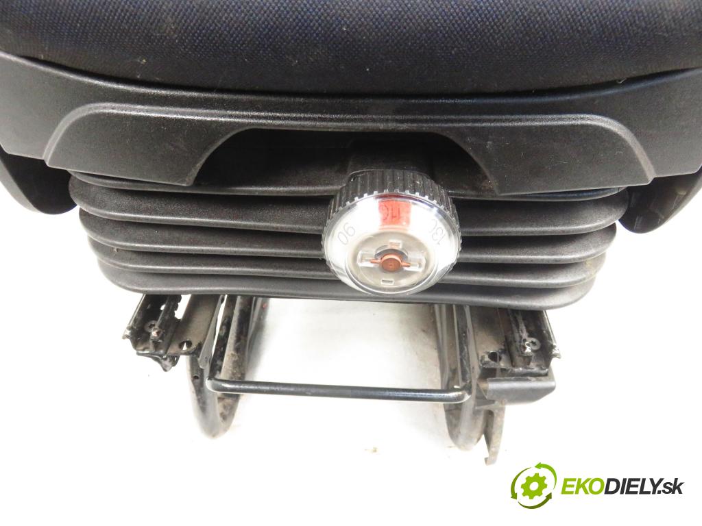 IVECO DAILY VI Furgon FURGON 2020 100,00 3.0 NaturalPower 136 - F1CFA401C 2998,00 Sedadlo šoféri