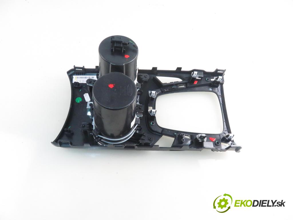 FORD S-MAX II (CJ, WA6) MINIVAN 2016 132,00 2.0 TDCi 180 - T8CJ 1997,00 Držiak na nápoje EM2BR045A76AF (Úchyty, držiaky na nápoje)