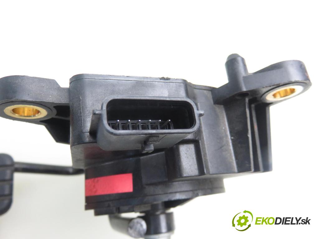 RENAULT CLIO III Grandtour (KR0/1_) KOMBI 2010 76,00 1.2 16V TCE - D4F 786 1149,00 Potenciometer plynu 8200297335B (Pedále)