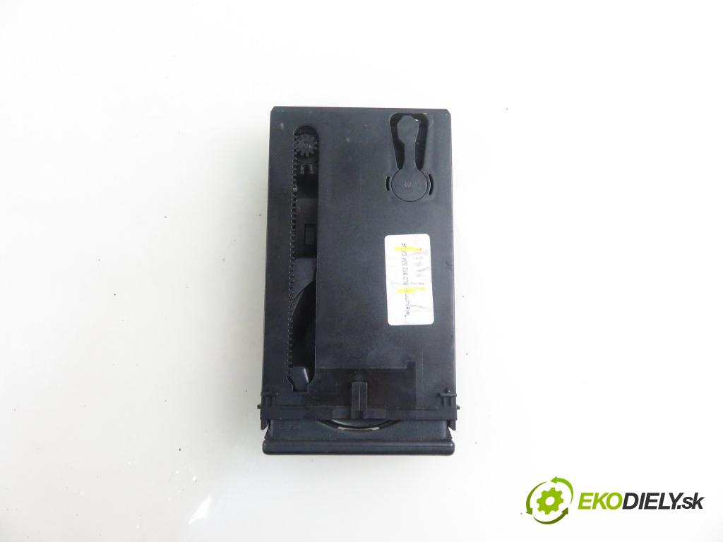 AUDI A3 (8L1) HB 2002 132,00 1.8 T 180 - AUQ 1781,00 Držiak na nápoje 8L0862534C (Úchyty, držiaky na nápoje)