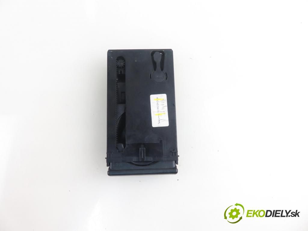 AUDI A3 (8L1) HB 2002 132,00 1.8 T 180 - AUQ 1781,00 Držiak na nápoje 8L0862534C (Úchyty, držiaky na nápoje)