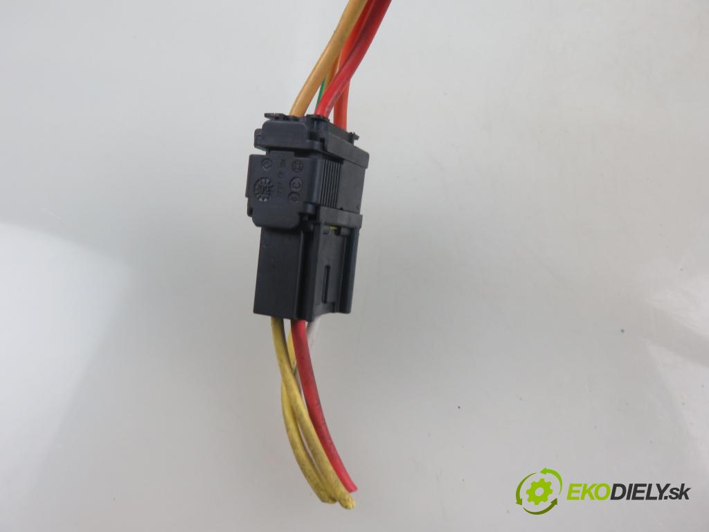 RENAULT MEGANE Scenic (JA0/1_) MINIVAN 1999 79,00 1.6 16V 107 - K4M 700 1598,00 spinačka  (Spínacie skrinky a kľúče)