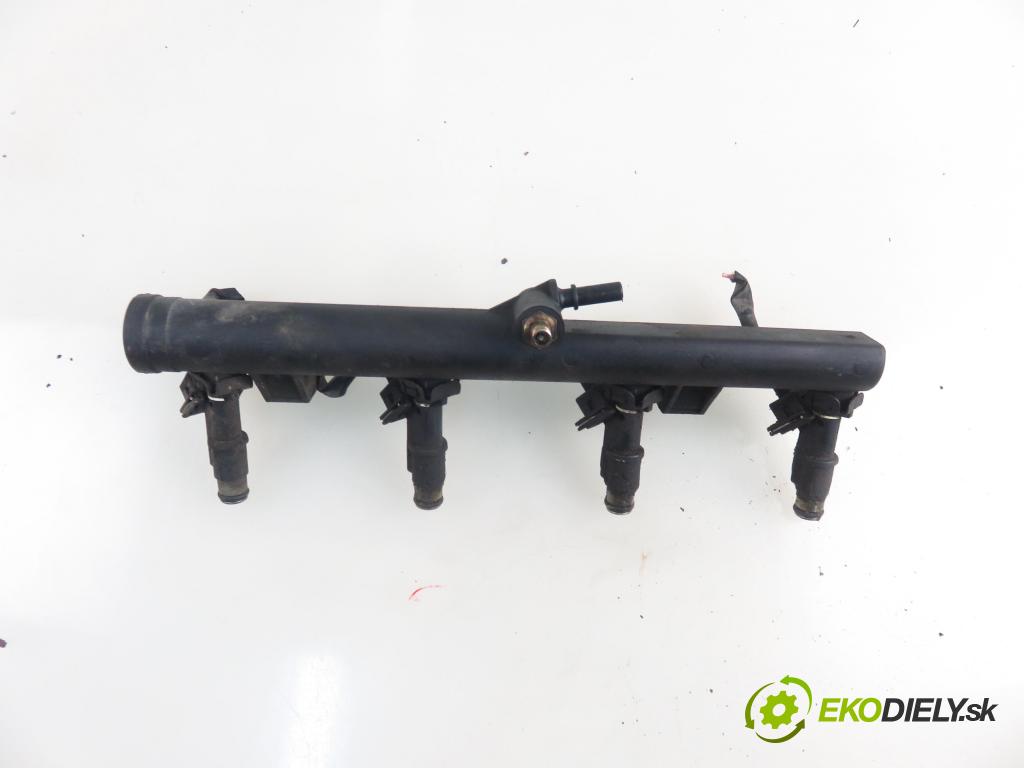 PEUGEOT 406 Break (8E/F) KOMBI 2005 100,00 2.0 16V 136 - RFN (EW10J4) 1997,00 Lišta vstrekovacia 9628084680 (Vstrekovacia lišta)