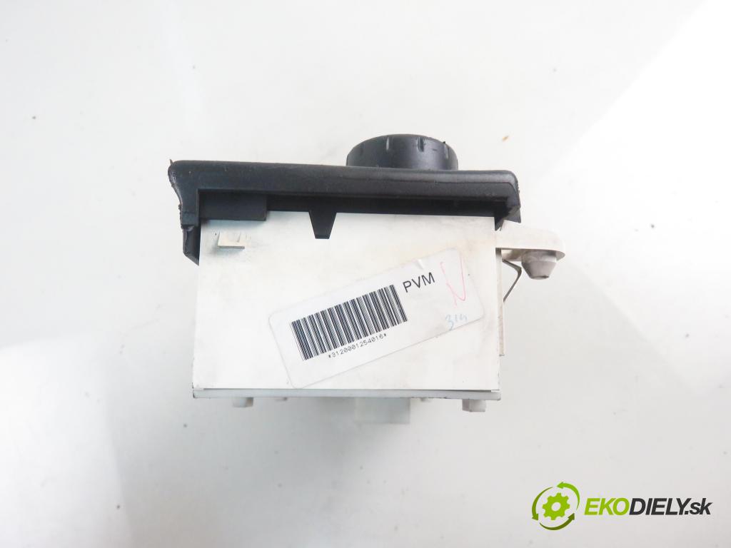 RENAULT LAGUNA II (BG0/1_) LIFTBACK 2003 88,00 1.9 dCi 120 - F9Q 750 1870,00 Panel kúrenia KLIMATRONIK 8200264424A