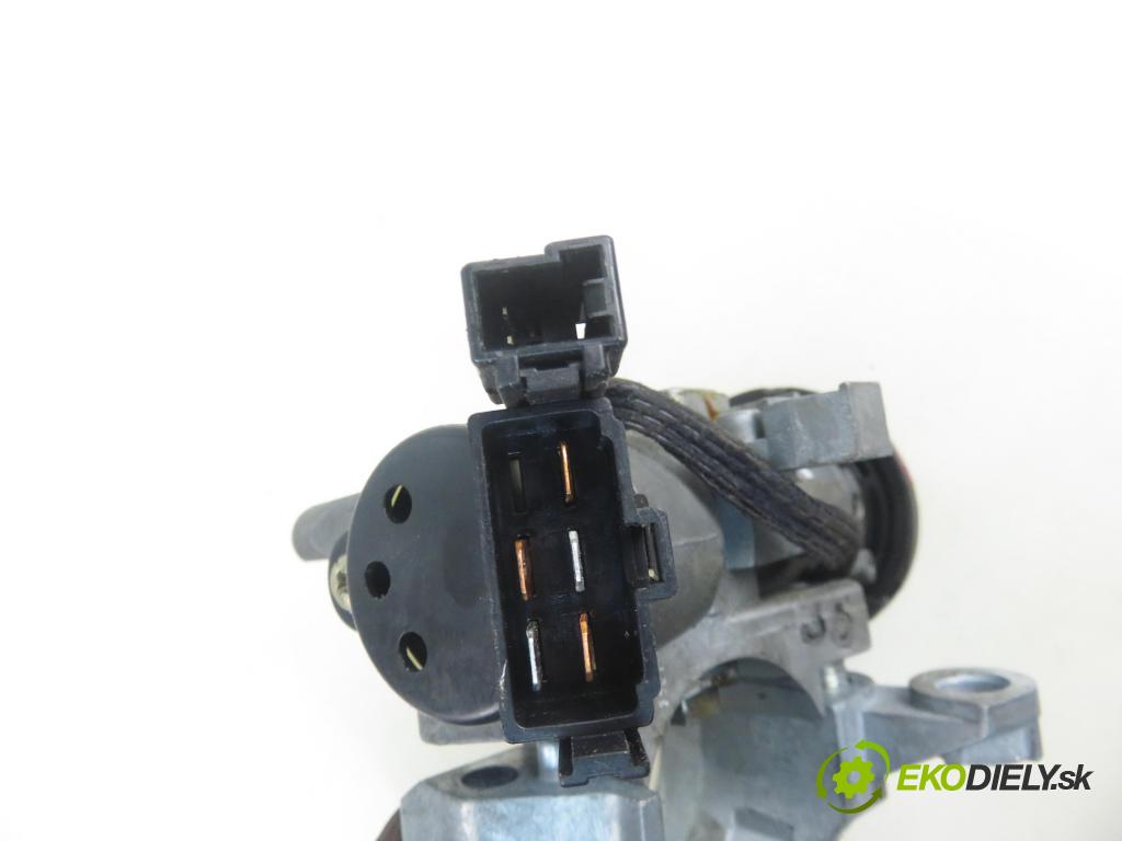 VOLVO V40 Kombi (645) KOMBI 2001 85,00 1.9 DI 116 - D 4192 T3 1870,00 spinačka 3635050 (Spínacia skrinka a kľúč)