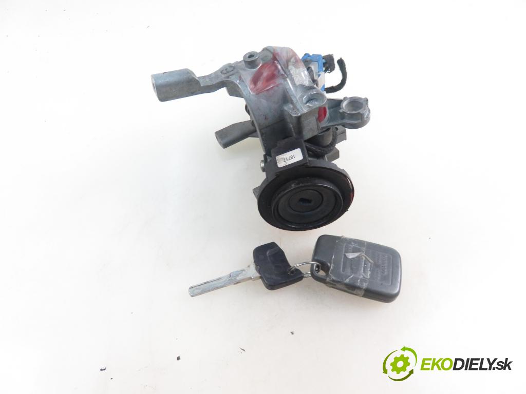 VOLVO V40 Kombi (645) KOMBI 2001 85,00 1.9 DI 116 - D 4192 T3 1870,00 spinačka 3635050 (Spínacia skrinka a kľúč)