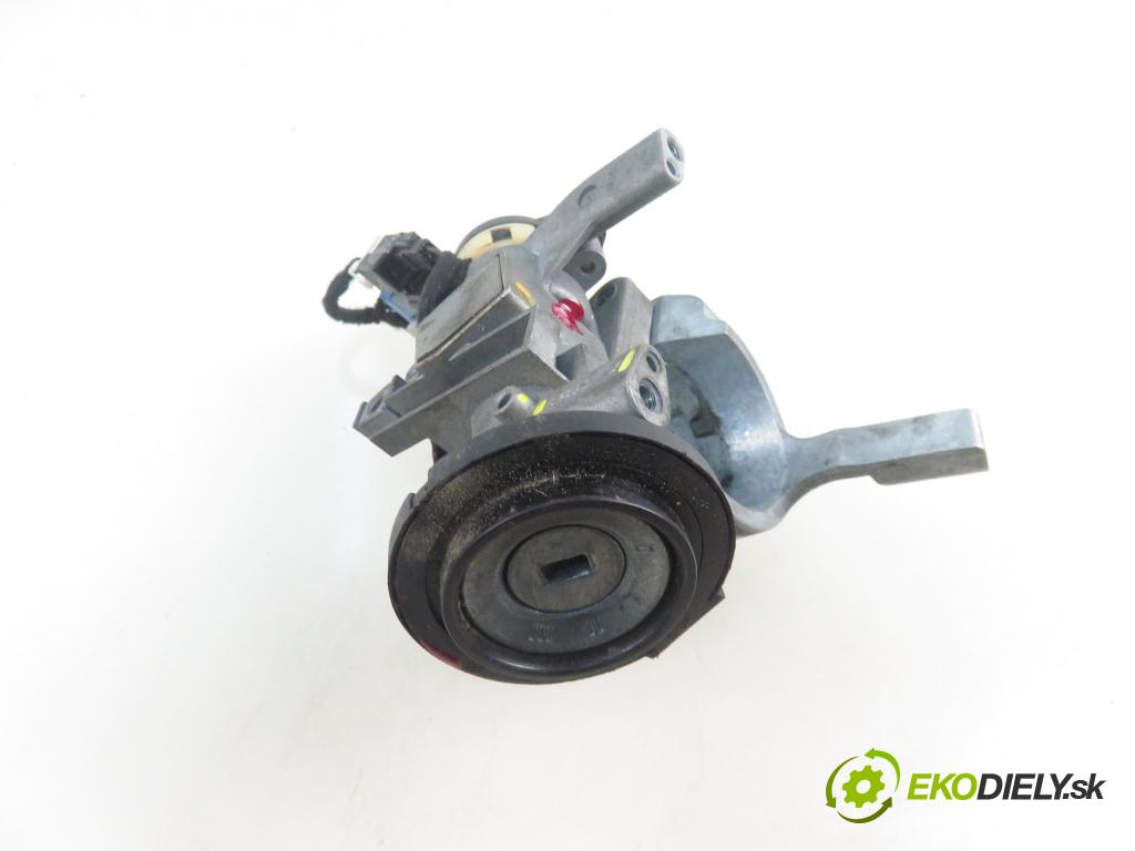 VOLVO V40 Kombi (645) KOMBI 2001 85,00 1.9 DI 116 - D 4192 T3 1870,00 spinačka 3635050 (Spínacia skrinka a kľúč)