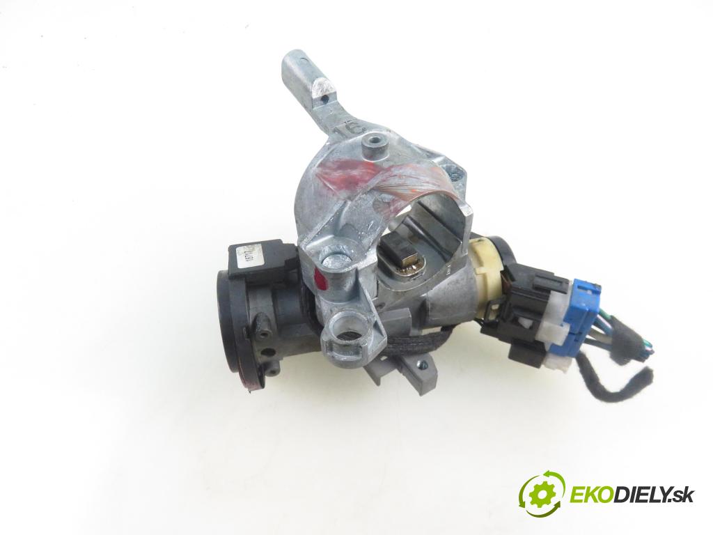 VOLVO V40 Kombi (645) KOMBI 2001 85,00 1.9 DI 116 - D 4192 T3 1870,00 spinačka 3635050 (Spínacia skrinka a kľúč)