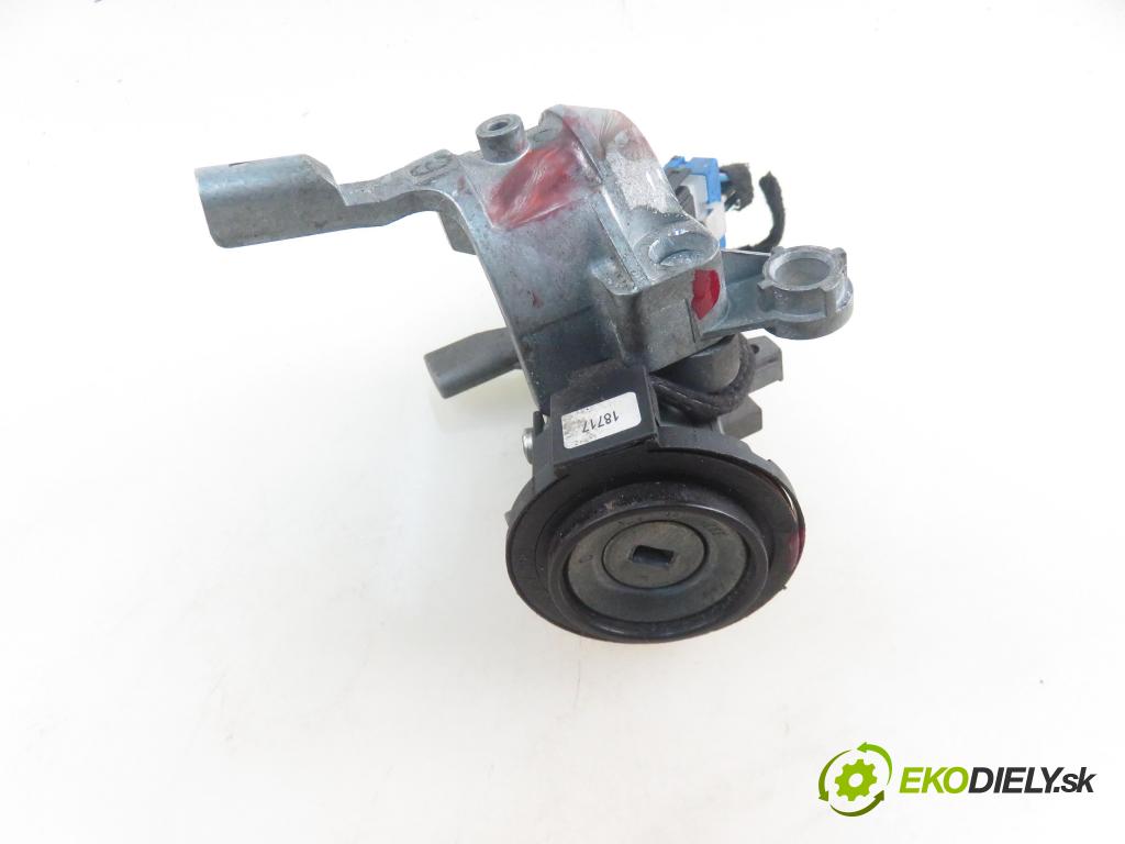 VOLVO V40 Kombi (645) KOMBI 2001 85,00 1.9 DI 116 - D 4192 T3 1870,00 spinačka 3635050 (Spínacia skrinka a kľúč)