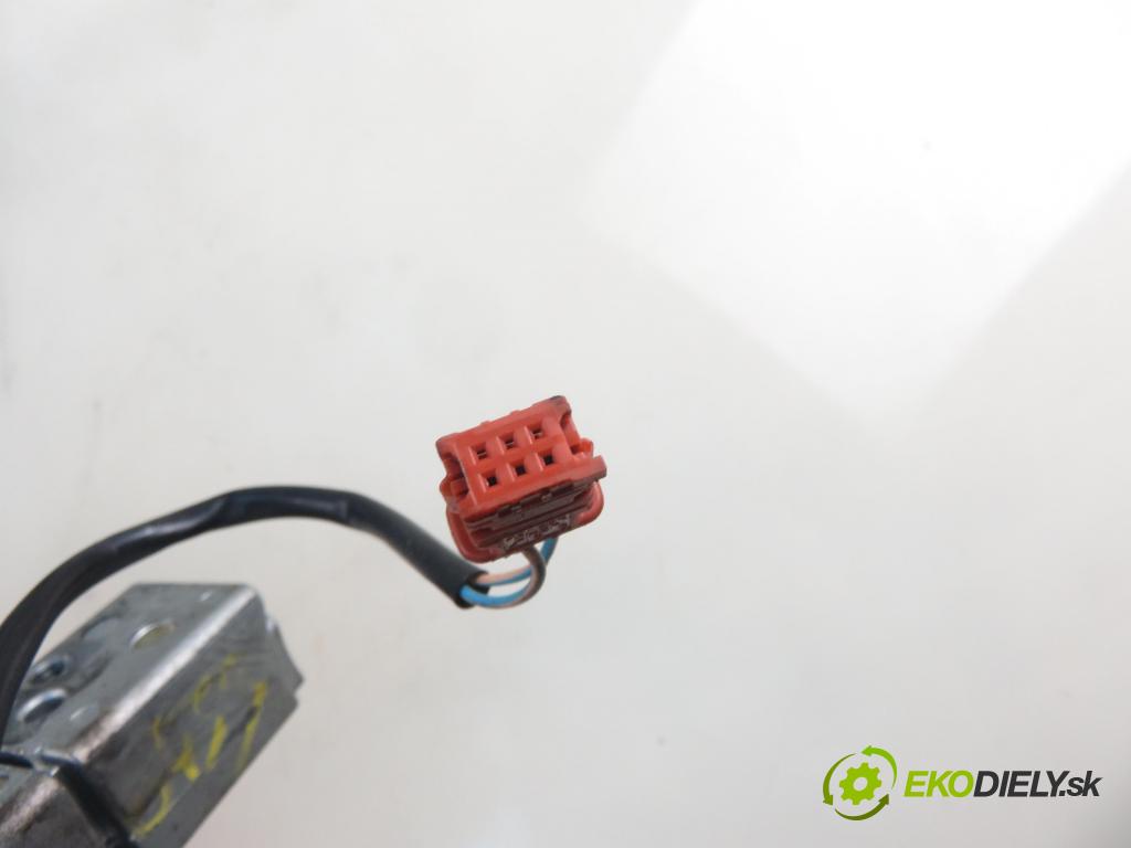 PEUGEOT 307 Break (3E) KOMBI 2003 80,00 1.6 16V - NFU (TU5JP4) 1587,00 spinačka 9648445180 (Spínacia skrinka a kľúč)