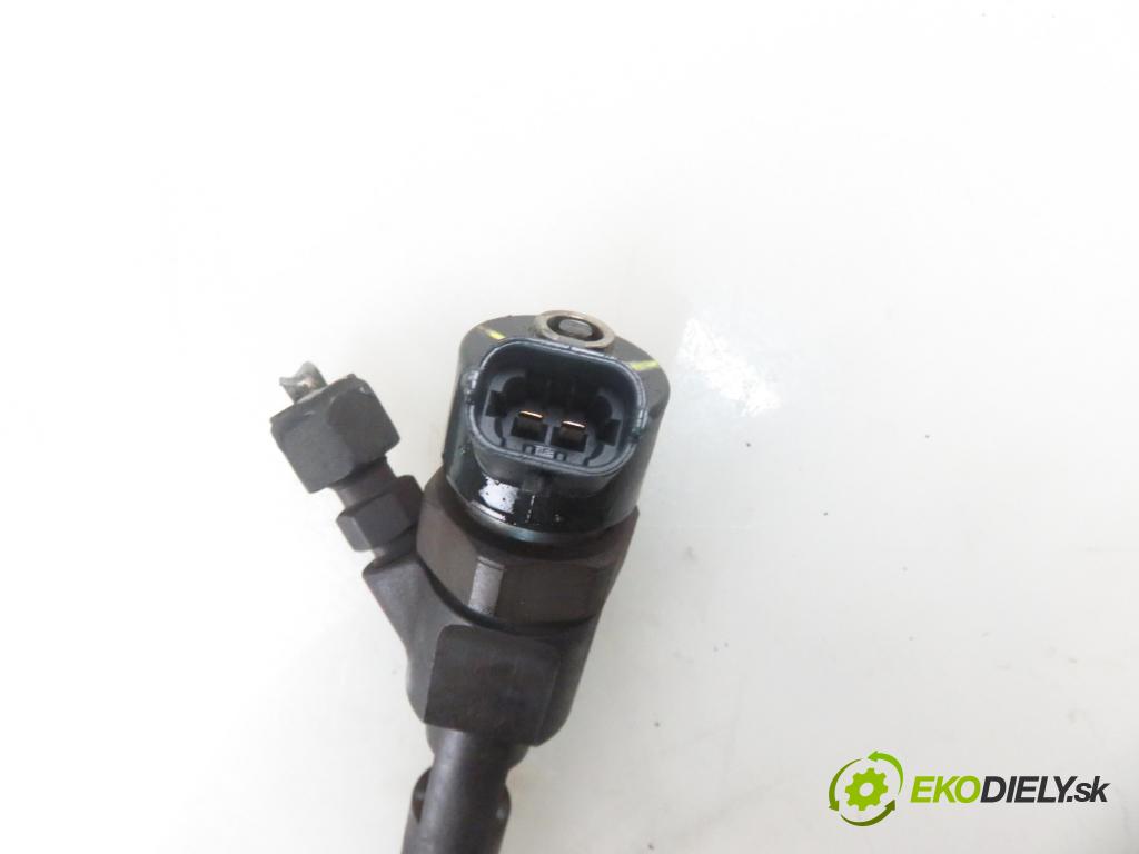 VOLVO V40 Kombi (645) KOMBI 2001 85,00 1.9 DI 116 - D 4192 T3 1870,00 vstrekovač 0445110021 ; 7700111014 (Vstrekovač paliva)