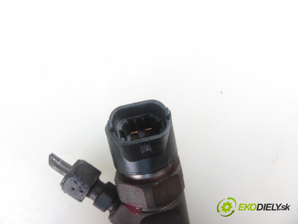 VOLVO V40 Kombi (645) KOMBI 2001 85,00 1.9 DI 116 - D 4192 T3 1870,00 vstrekovač 0445110021 ; 7700111014 (Vstrekovač paliva)