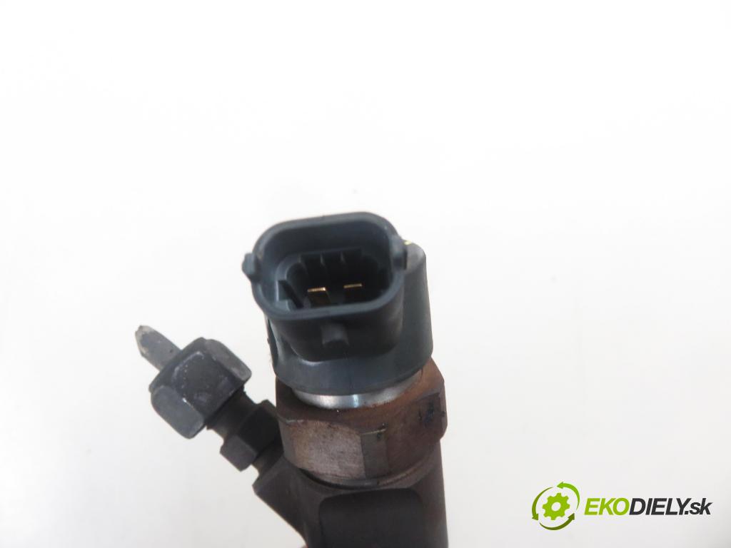 VOLVO V40 Kombi (645) KOMBI 2001 85,00 1.9 DI 116 - D 4192 T3 1870,00 vstrekovač 0445110021 ; 7700111014 (Vstrekovač paliva)