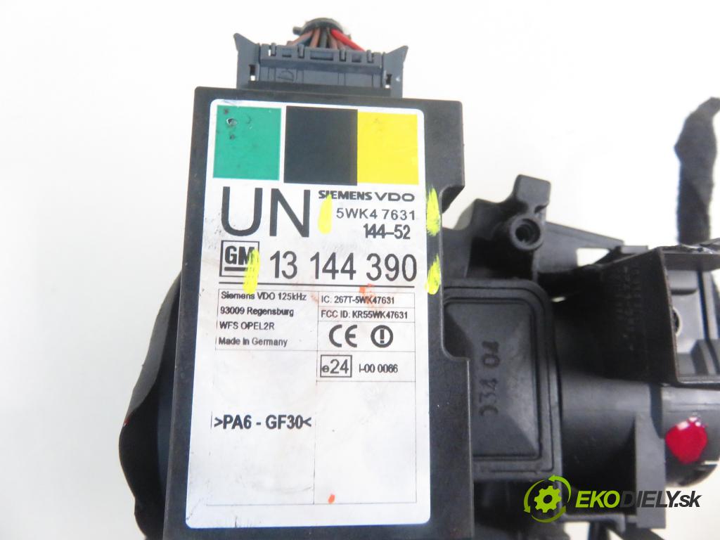 OPEL MERIVA A nadwozie wielkoprzestrzenne (MPV) (X03) HB 2004 74,00 1.7 CDTI 100 - Z 17 DTH 1686,00 spinačka 90589313 (Spínacia skrinka a kľúč)