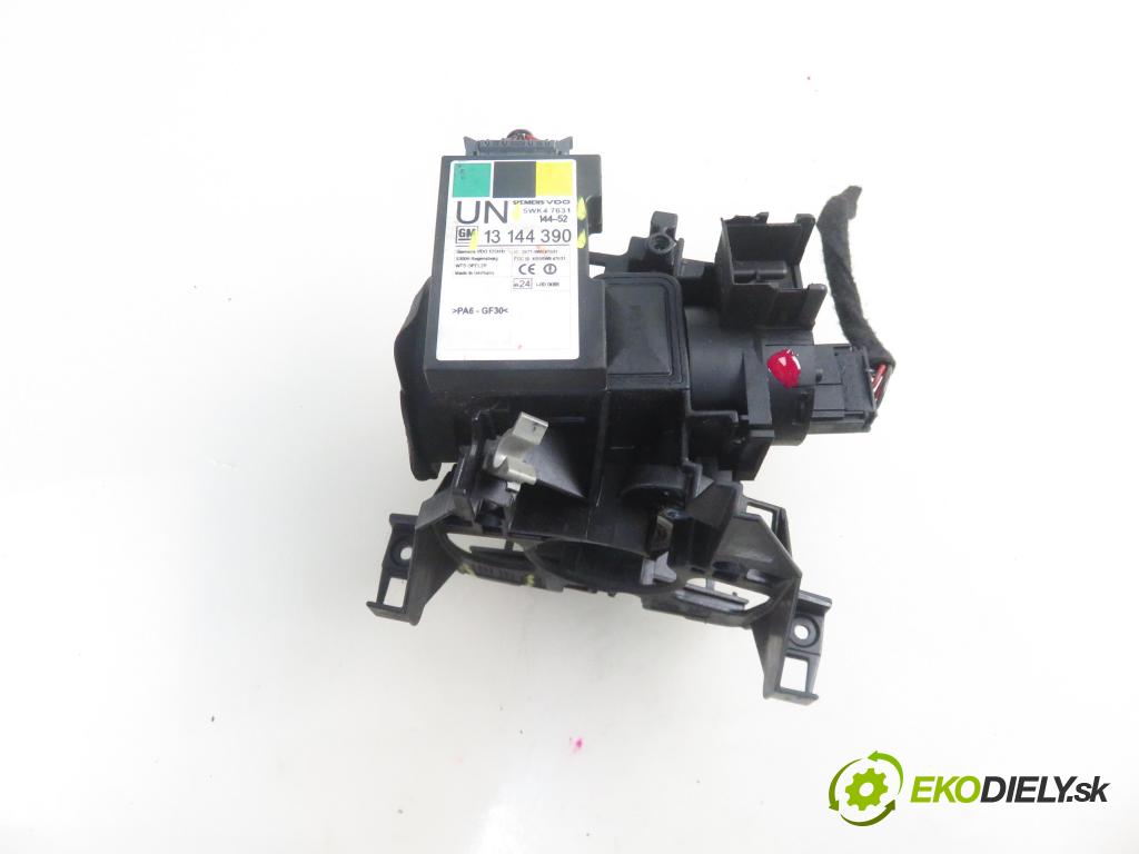 OPEL MERIVA A nadwozie wielkoprzestrzenne (MPV) (X03) HB 2004 74,00 1.7 CDTI 100 - Z 17 DTH 1686,00 spinačka 90589313 (Spínacia skrinka a kľúč)