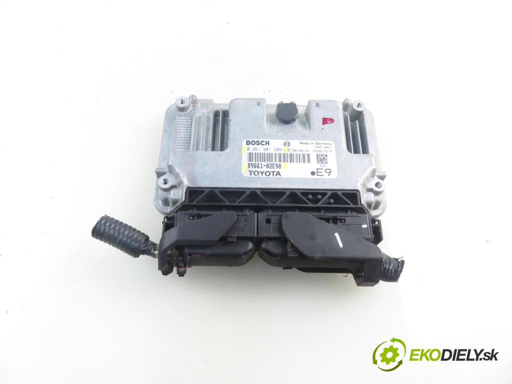 TOYOTA AURIS (_E15_) HB 2008 71,00 1.4 (ZZE150_) 97 - 4ZZ-FE 1398,00 Riadiaca jednotka Motor 8966102E90 ; 0261201209