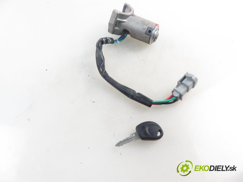 IVECO DAILY III skrzynia FURGON 2002 78,00 35 S 11 V,35 C 11 V - 8140.43C 2798,00 spinačka  (Spínacia skrinka a kľúč)