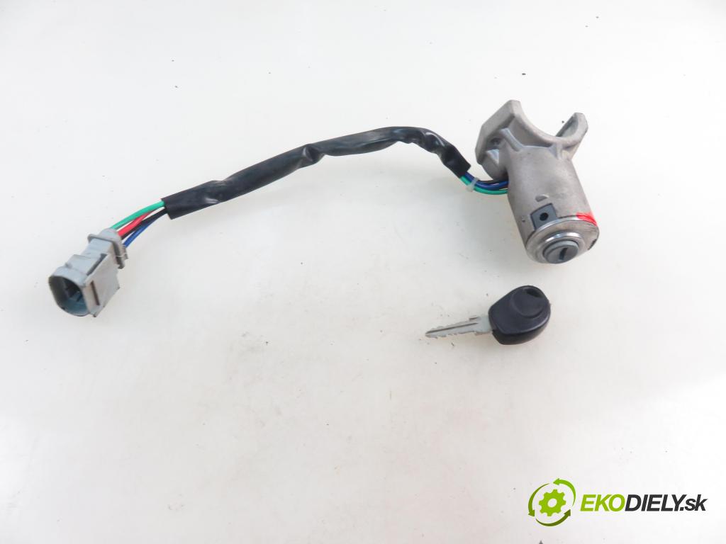 IVECO DAILY III skrzynia FURGON 2002 78,00 35 S 11 V,35 C 11 V - 8140.43C 2798,00 spinačka  (Spínacia skrinka a kľúč)