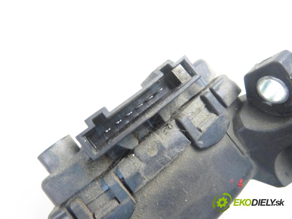 RENAULT KANGOO (KC0/1_) KOMBI 2003 70,00 1.6 16V - K4M 752 1598,00 Potenciometer plynu 8200089851 ; 6PV00811924 (Pedál)