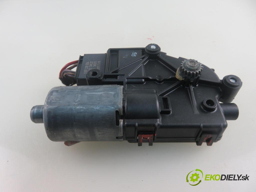 VW PASSAT B7 Variant (365) KOMBI 2011 103,00 2.0 TDI - CFFB 1968,00 Motorček strešného okna 8R0959591A ; 0390200074 (Motorček ovládania strešného okna)