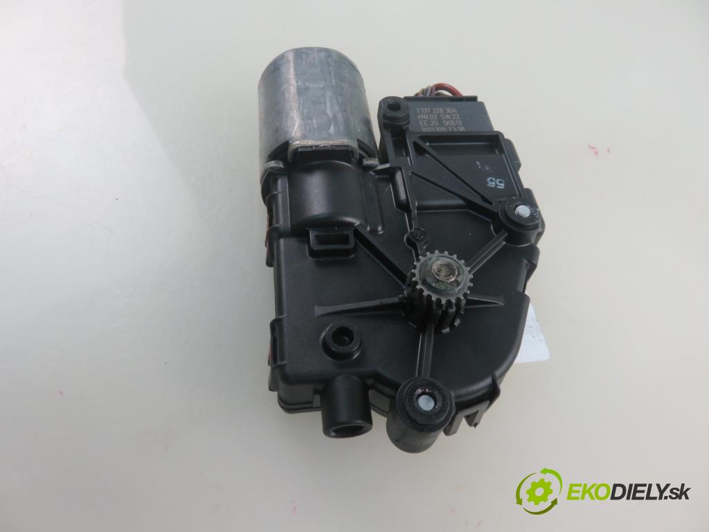 VW PASSAT B7 Variant (365) KOMBI 2011 103,00 2.0 TDI - CFFB 1968,00 Motorček strešného okna 8R0959591A ; 0390200074 (Motorček ovládania strešného okna)