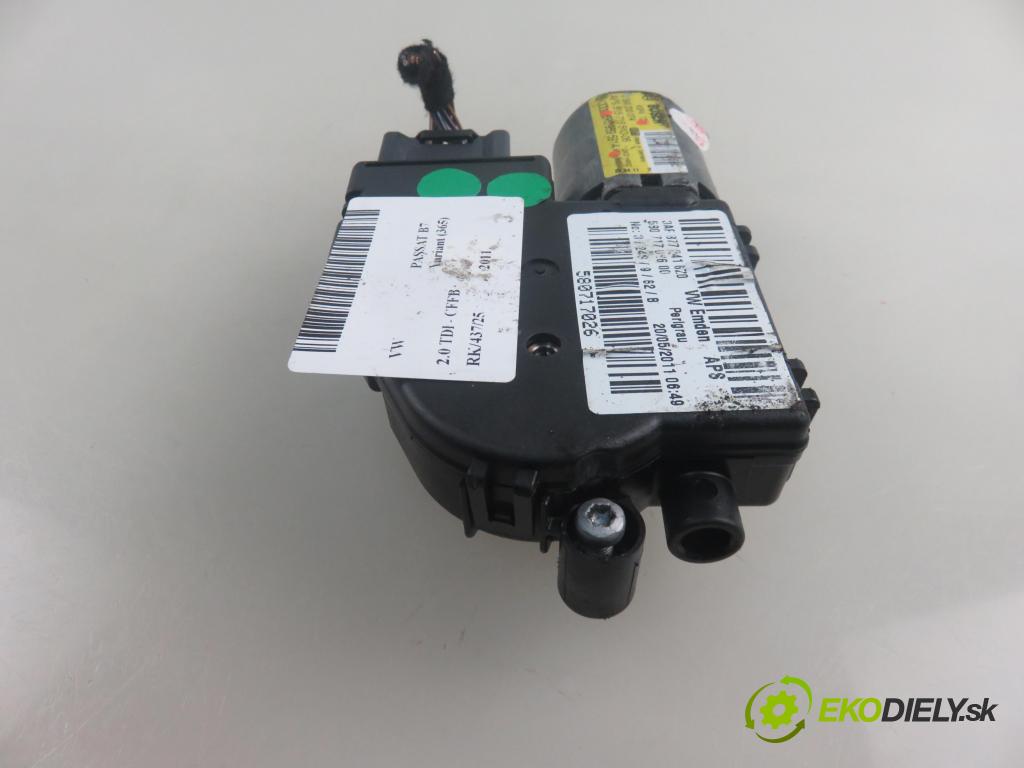 VW PASSAT B7 Variant (365) KOMBI 2011 103,00 2.0 TDI - CFFB 1968,00 Motorček strešného okna 8R0959591A ; 0390200074 (Motorček ovládania strešného okna)