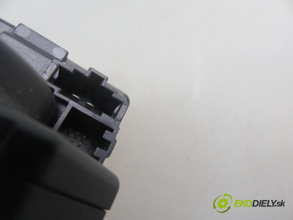 AUDI A6 (4F2, C6) SEDAN 2004 165,00 3.0 TDI quattro - BMK 2967,00 spinačka 4F0909131E ; 4F0910131E (Spínacia skrinka a kľúč)