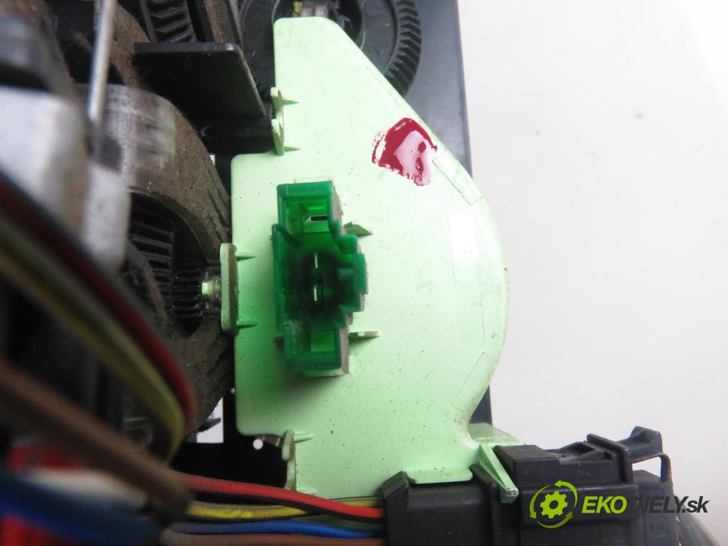 VW TRANSPORTER IV Skrzynia (70XA) FURGON 1998 50,00 1.9 TD 68 - ABL 1896,00 Panel kúrenia 701819045B