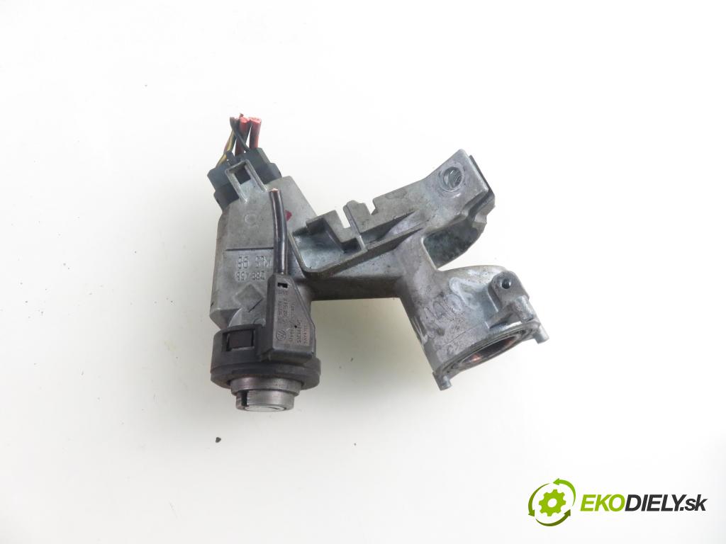 VW TRANSPORTER IV Skrzynia (70XA) FURGON 1997 57,00 2.4 D 78 - AAB 2370,00 spinačka 701905851 (Spínacia skrinka)