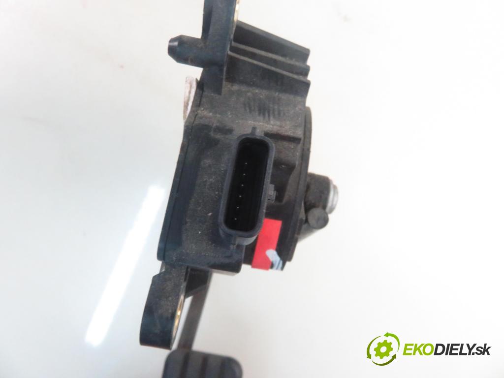 RENAULT CLIO III (BR0/1, CR0/1) HB 2009 55,00 1.2 16V Hi-Flex (BR1U, CR1U) - D4F 742 1149,00 Potenciometer plynu 8200297335B (Pedál)