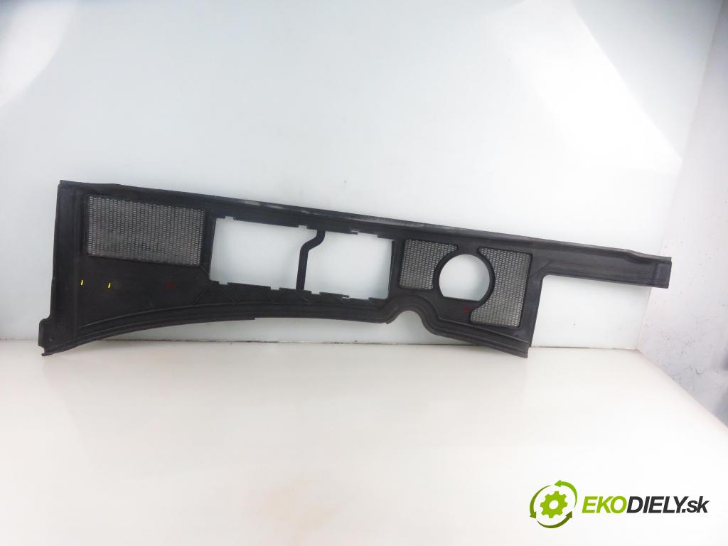 AUDI A4 (8E2, B6) SEDAN 2003 74,00 1.9 TDI PD 101 - AVB 1896,00 Torpédo, plast pod čelné okno 8E1819417B (Torpédo)