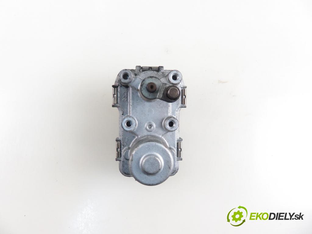 MERCEDES-BENZ KLASA C T-Model (S204) KOMBI 2011 100,00 C 200 CDI 136 (204.201) - OM 651.913 2143,00 Nastavovač turba 6519060200 ; A2C53412326 (Motorček ostatné)