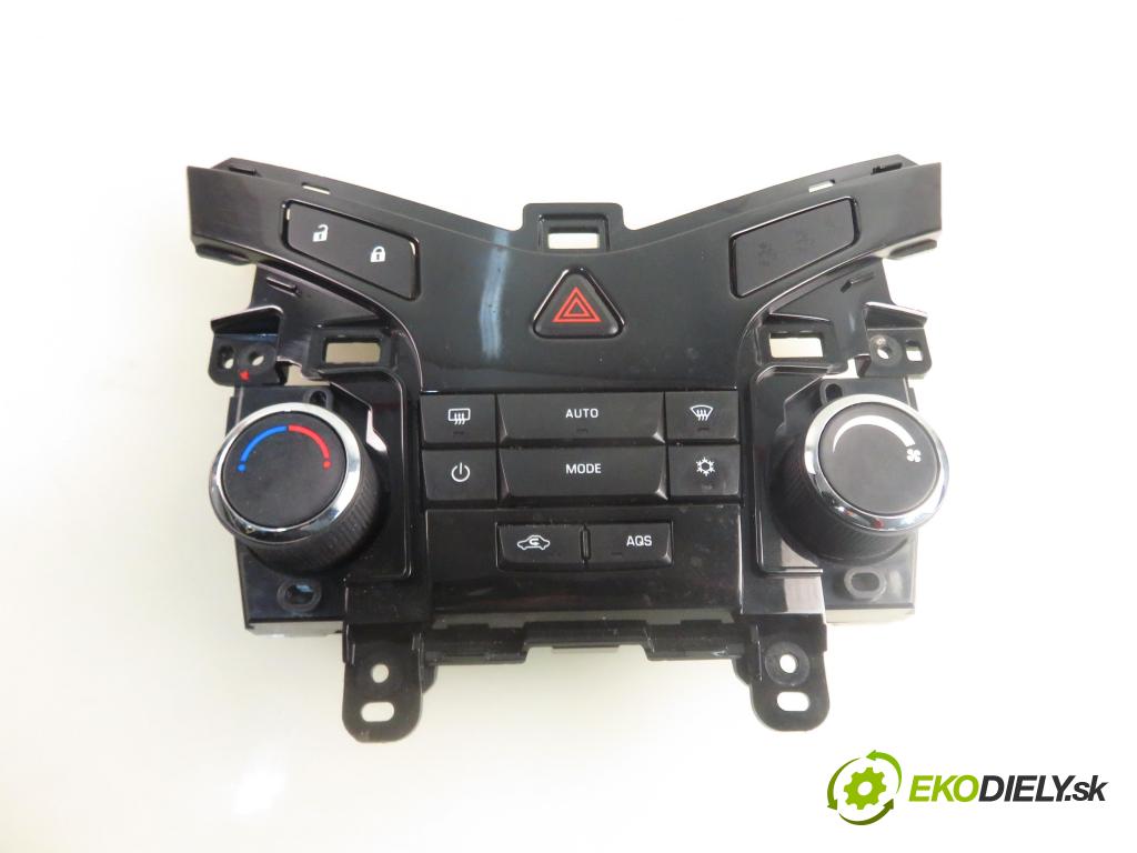 CHEVROLET CRUZE (J300) SEDAN 2011 0,00 2.0 VCDi - Z 20 D1 1998,00 Panel kúrenia KLIMATRONIK 3870578