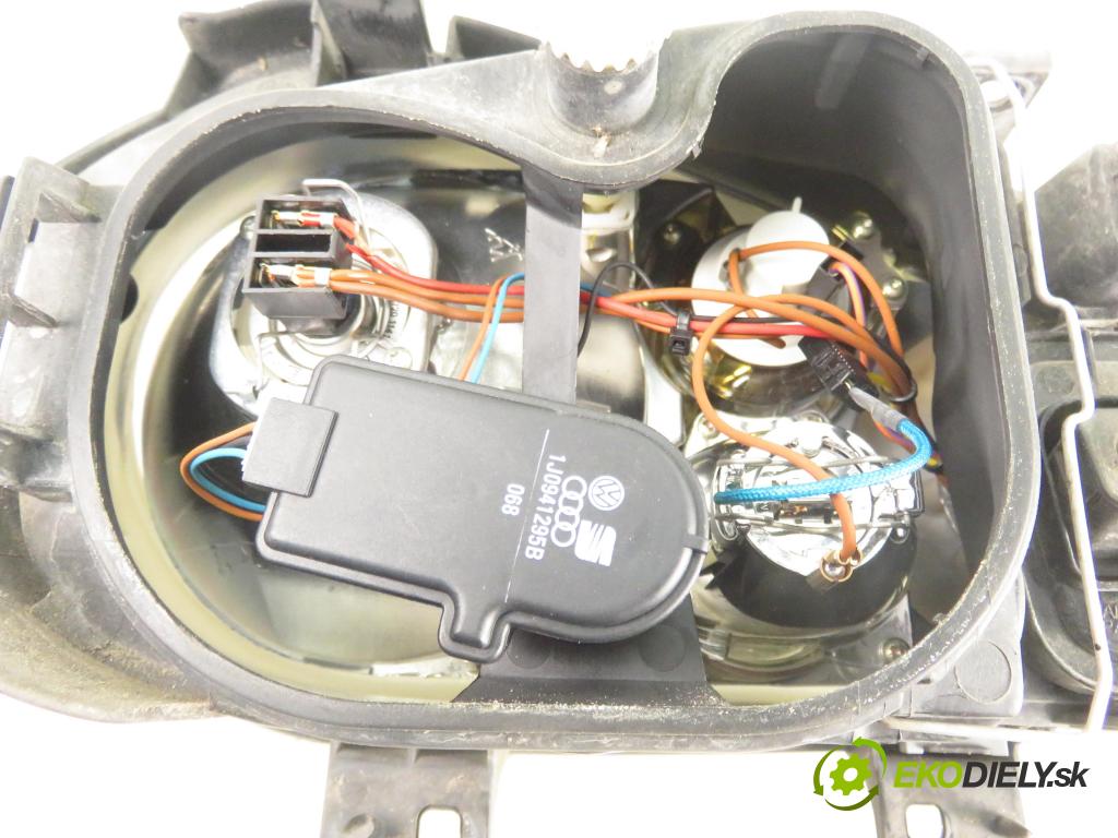 VW GOLF IV (1J1) HB 1998 55,00 1.4 16V 75 - AKQ 1390,00 Svetlo LP 1J1941015C