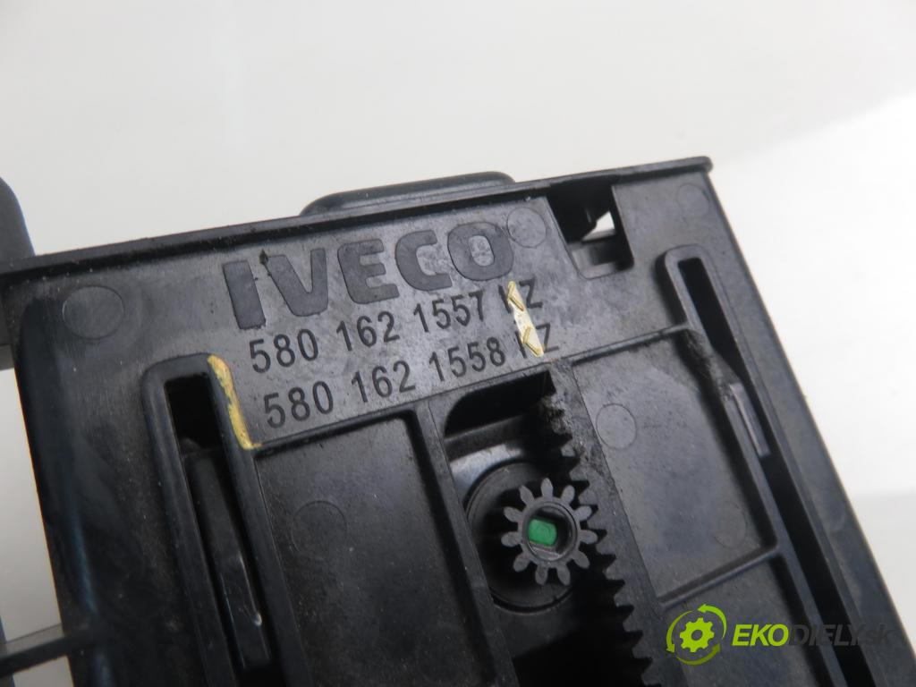 IVECO DAILY VI Furgon FURGON 2020 100,00 3.0 NaturalPower 136 - F1CFA401C 2998,00 Držiak na nápoje 5801621557 ; 5801621558 (Držiak (úchyt) na nápoje)
