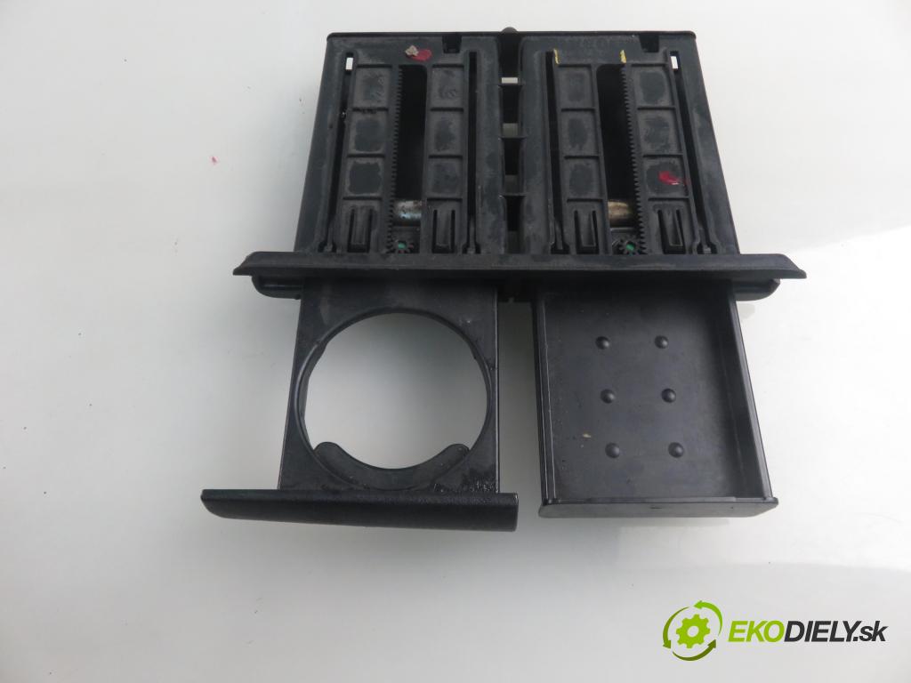 IVECO DAILY VI Furgon FURGON 2020 100,00 3.0 NaturalPower 136 - F1CFA401C 2998,00 Držiak na nápoje 5801621557 ; 5801621558 (Držiak (úchyt) na nápoje)