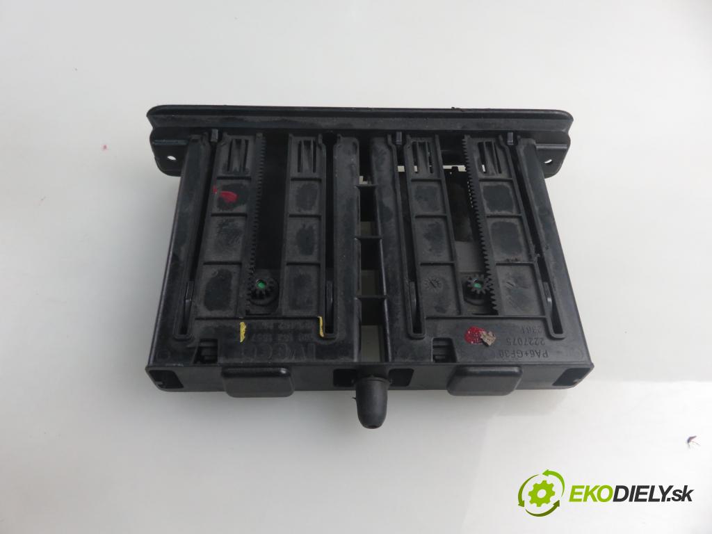 IVECO DAILY VI Furgon FURGON 2020 100,00 3.0 NaturalPower 136 - F1CFA401C 2998,00 Držiak na nápoje 5801621557 ; 5801621558 (Držiak (úchyt) na nápoje)